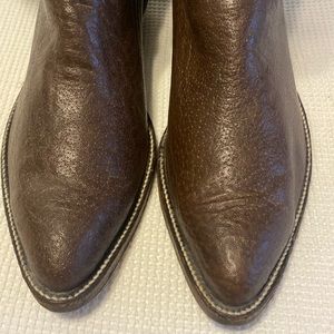 Size 10 brown cowboy boots. Think they are some kind of ostrich. Dark brown.